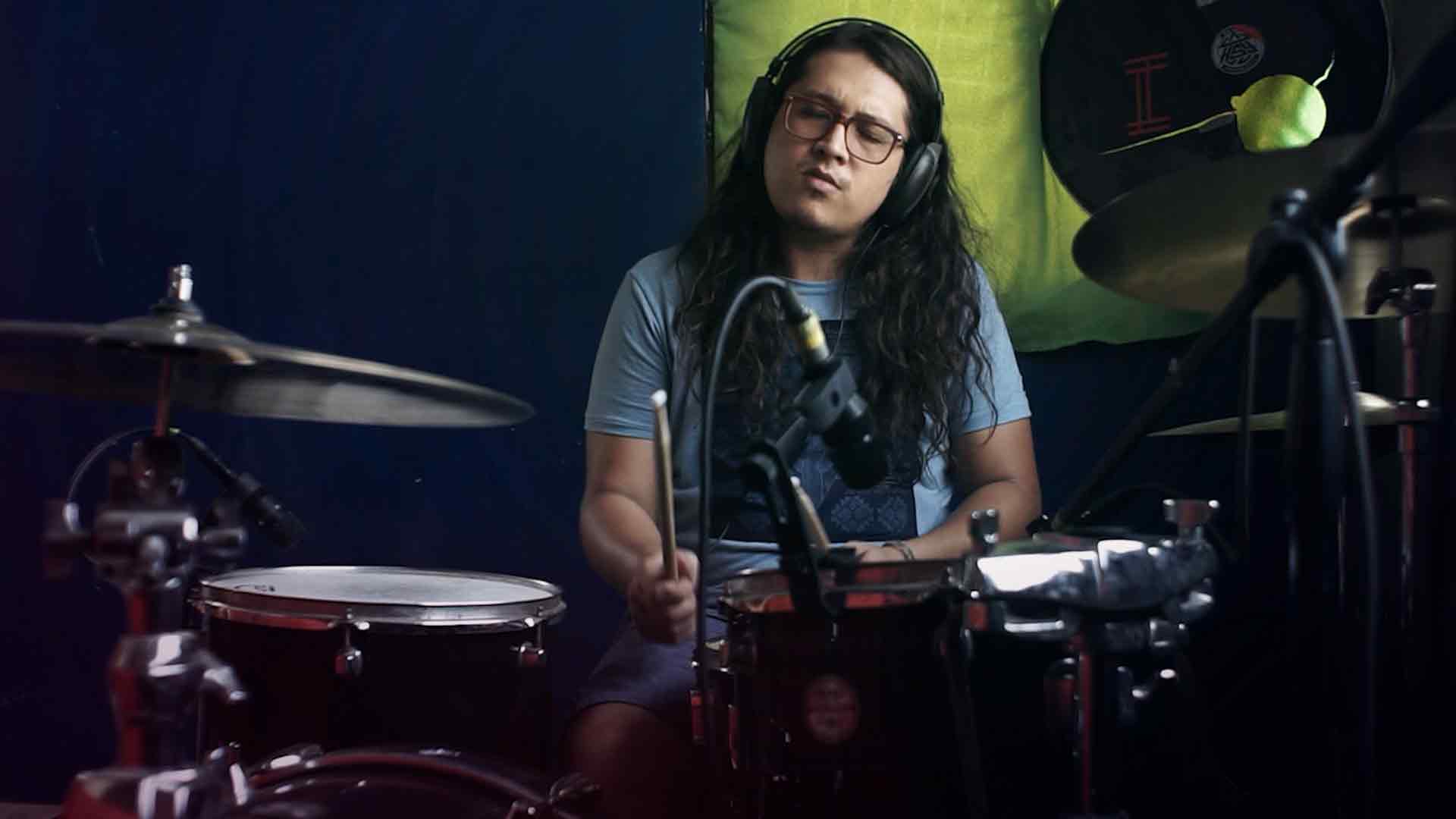 hombre tocando la bateria, Armenia, Grabado en casa, Guachez, Invisibles y Tubará, musica colombiana, musica urbana, musica latina, artistas latinos