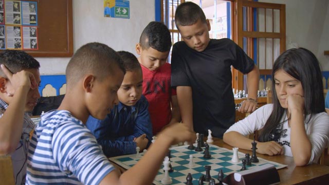 niños aficionados al ajedrez, niños jugando ajedrez, ver mi señal mi huella, series infantiles, series para niños, series online, series gratis