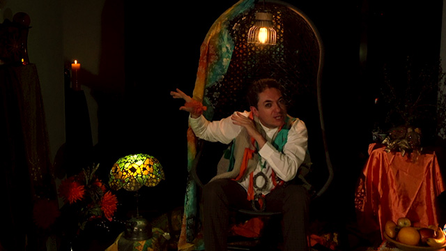 Hombre disfrazado actuando