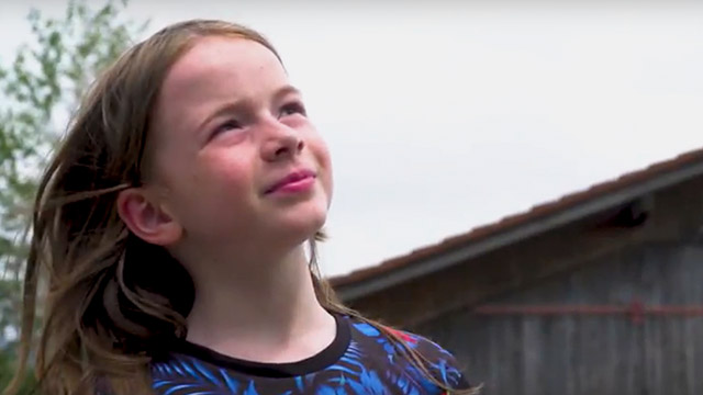 Niña mirando, vacaciones en alemania, trepar arboles, ver el dia que me hice fuerte, series infantiles, series gratis, series online, series de señal colombia, series educativas