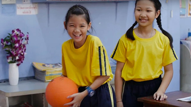 Niñas, Ponchados (Tailandia),  jugar ponchados en tailandia, niños tailandeses jugando ponchados, ver el dia que me hice fuerte, series infantiles, series gratis, series online, series de señal colombia, series educativas