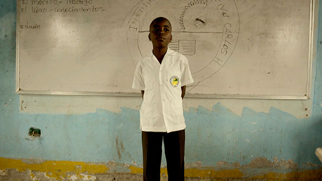 Niño afro, hablar en publico, niños con miedo a hablar en publico, niños del choco, talentos de los niños, series gratis, series online, series infantiles, series de mi señal mi huella