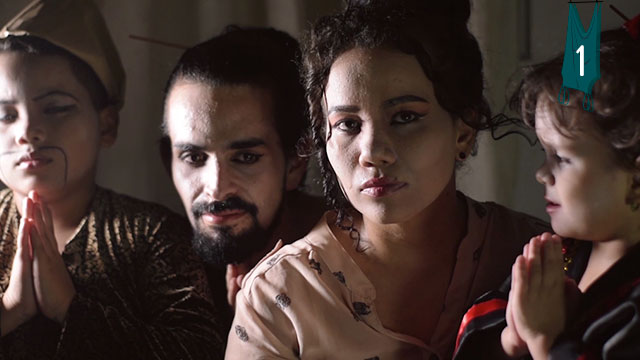 Rostros maquillados de una familia actuando