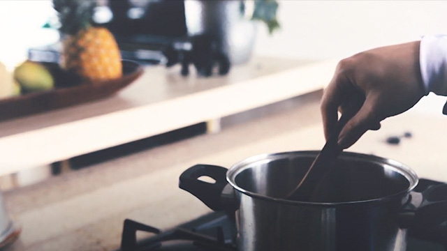 manos preparando en una olla