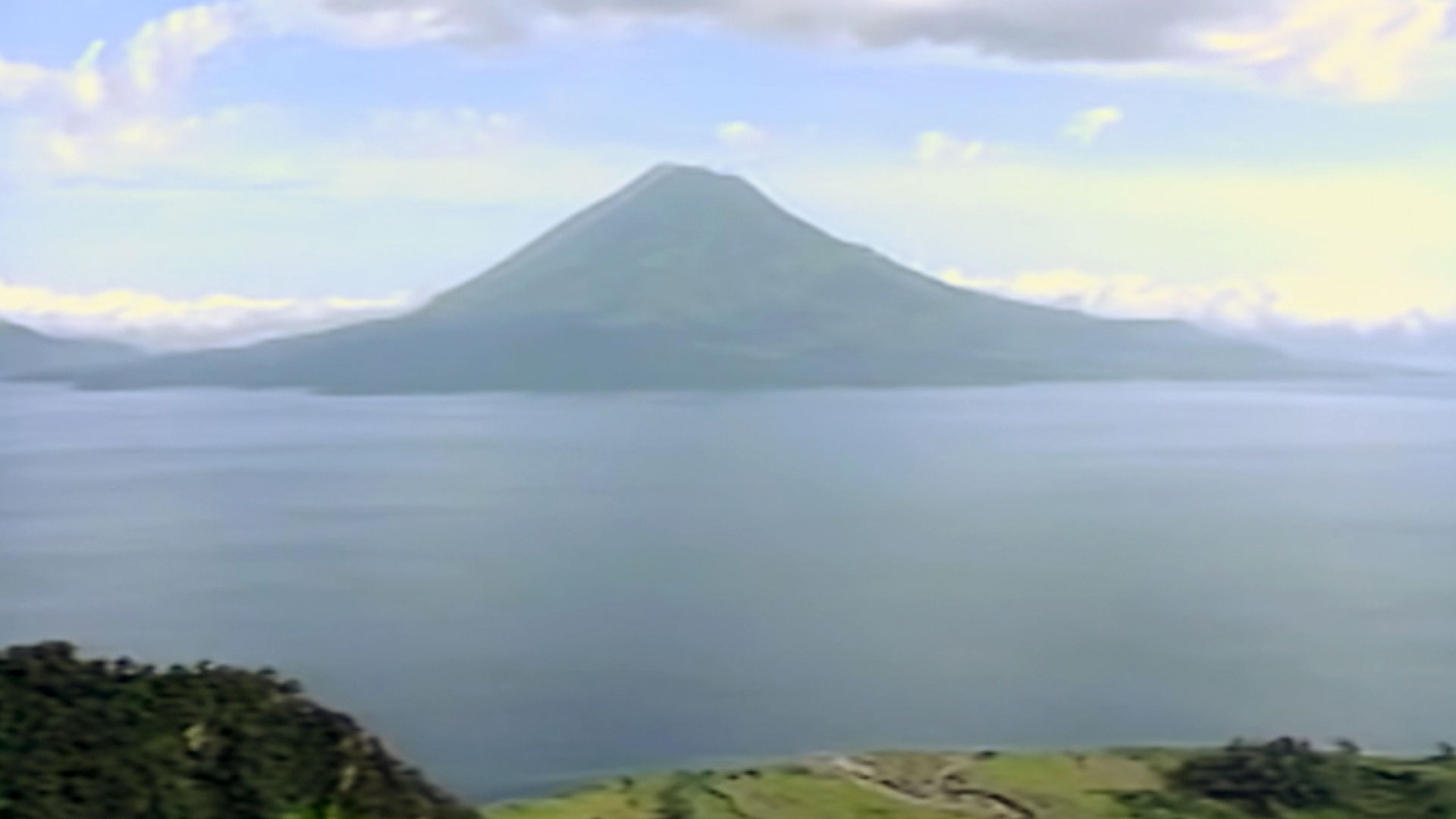paisaje de montaña al lado del agua