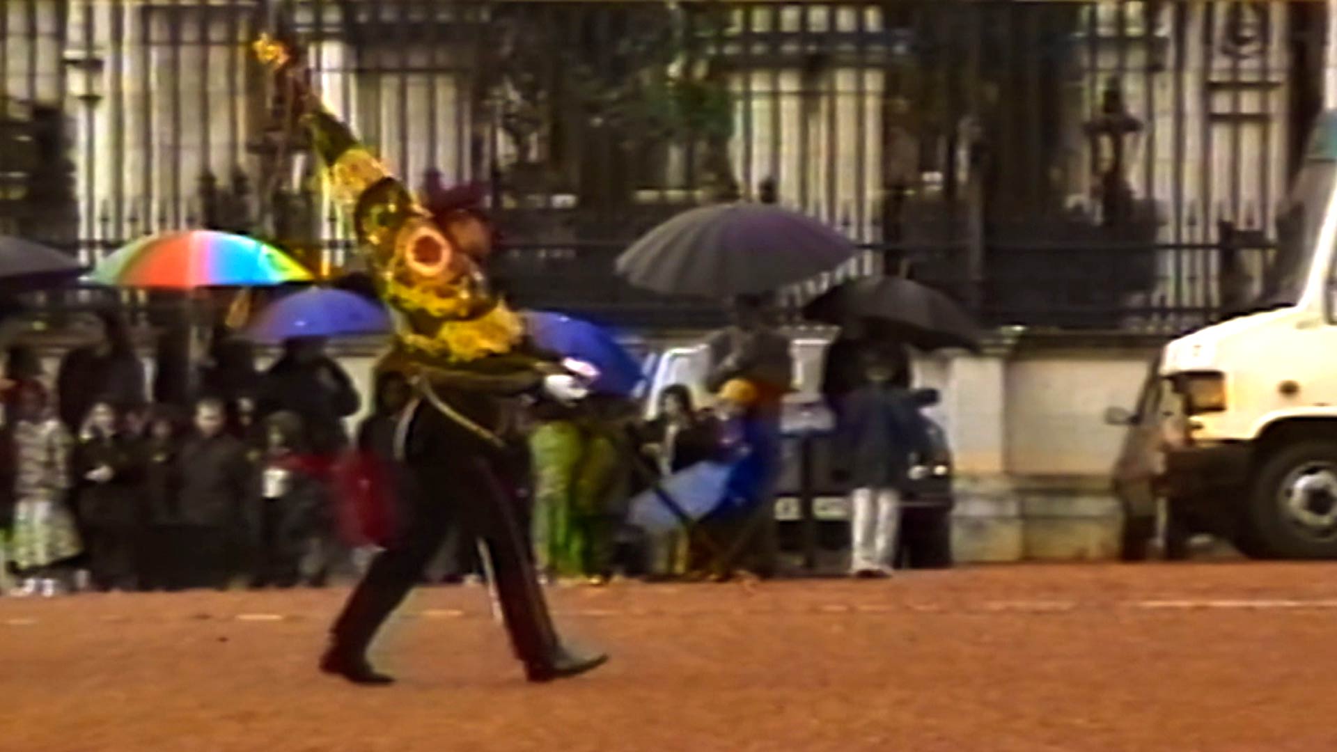 Calle de Londres frente al palacio de Buckingham 