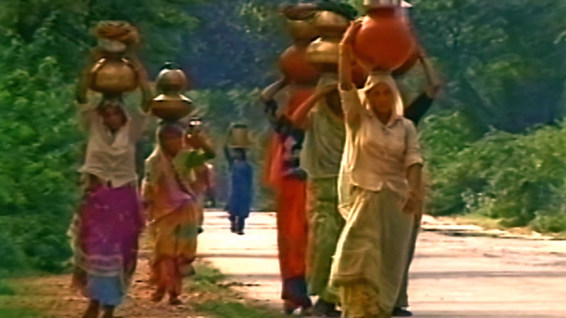 mujeres transportando vasijas de barro sobre la cabeza 