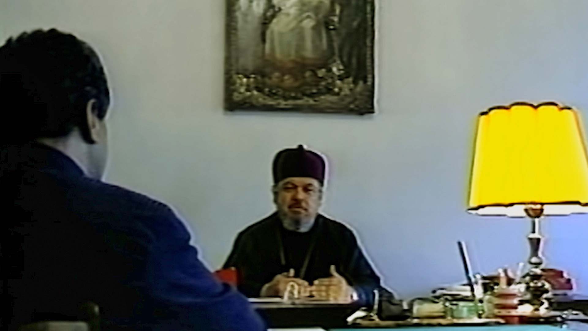 Héctor Mora hablando con una autoridad religiosa 