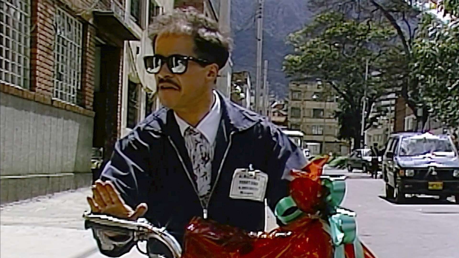 Nerón con gafas de sol y regalo en mano