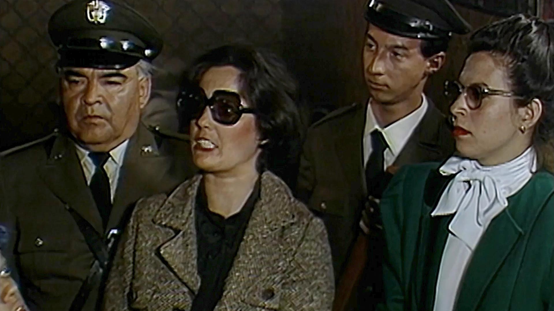 dos mujeres y dos policías