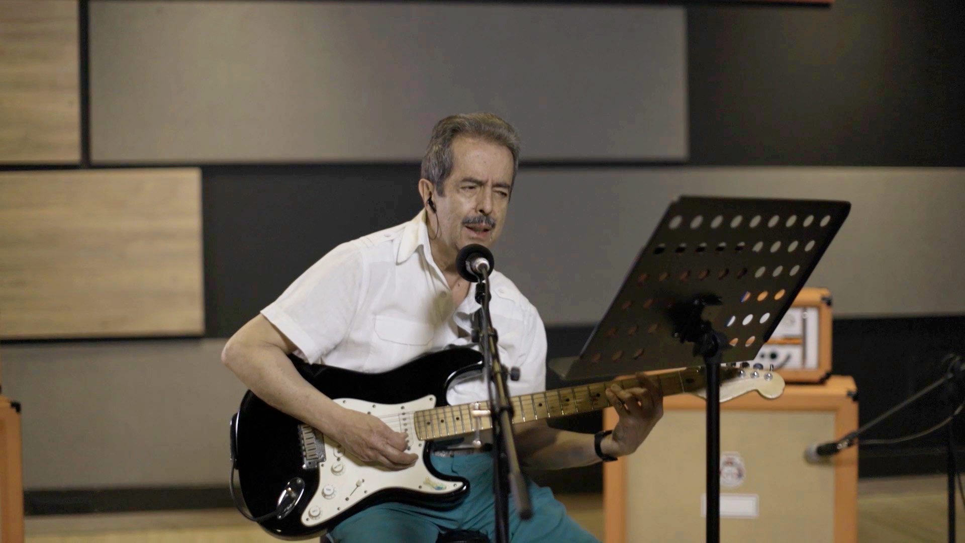 adulto mayor cantando y tocando la guitarra eléctrica, musica, años sesenta en colombia, artistas musicales colombianos, nacion rebelde en rtvcplay, ver serie de nacion rebelde, bandas de nacion rebelde 