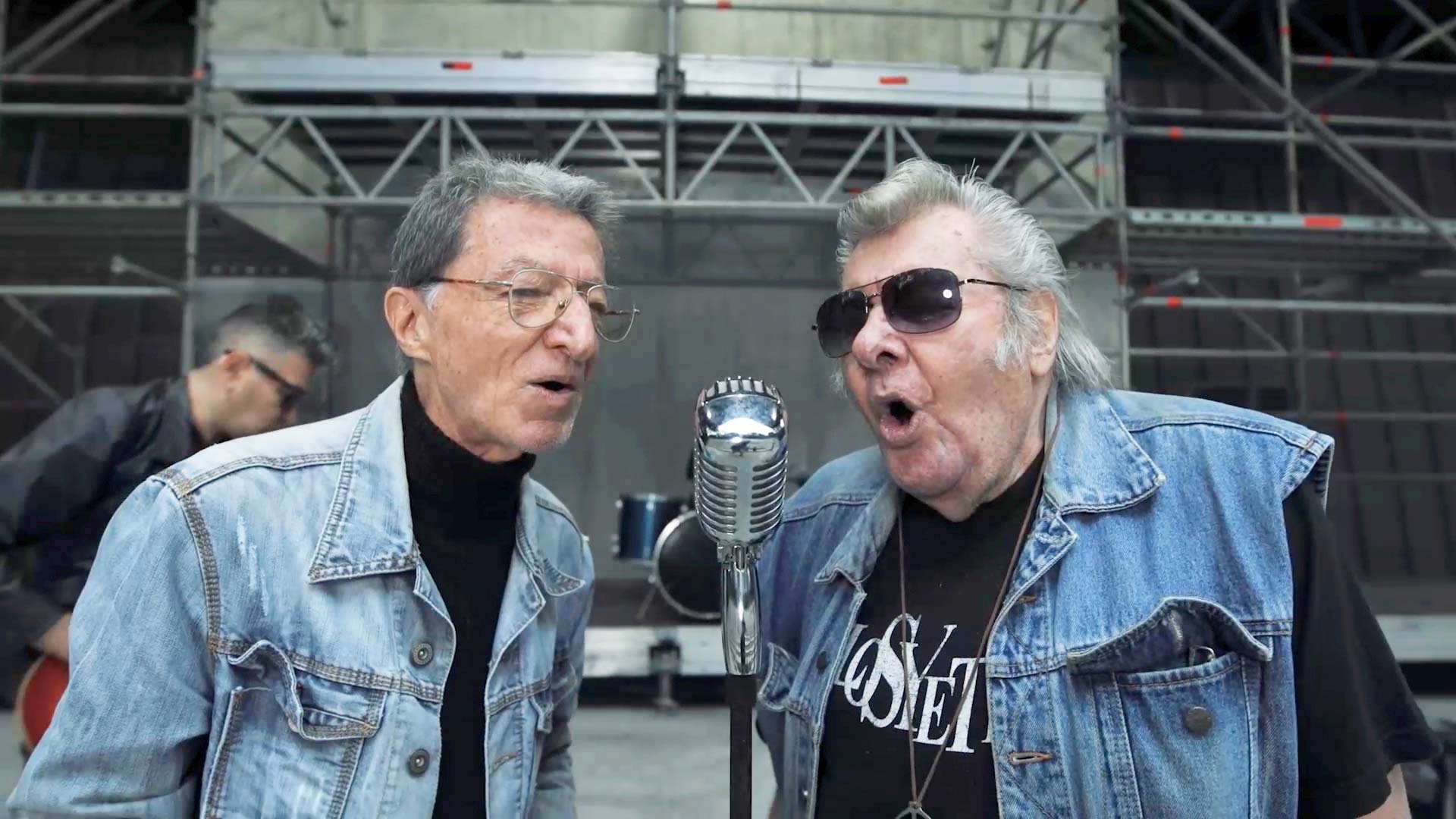 adultos cantando en microfono, musica, años sesenta en colombia, artistas musicales colombianos, nacion rebelde en rtvcplay, ver serie de nacion rebelde, bandas de nacion rebelde 