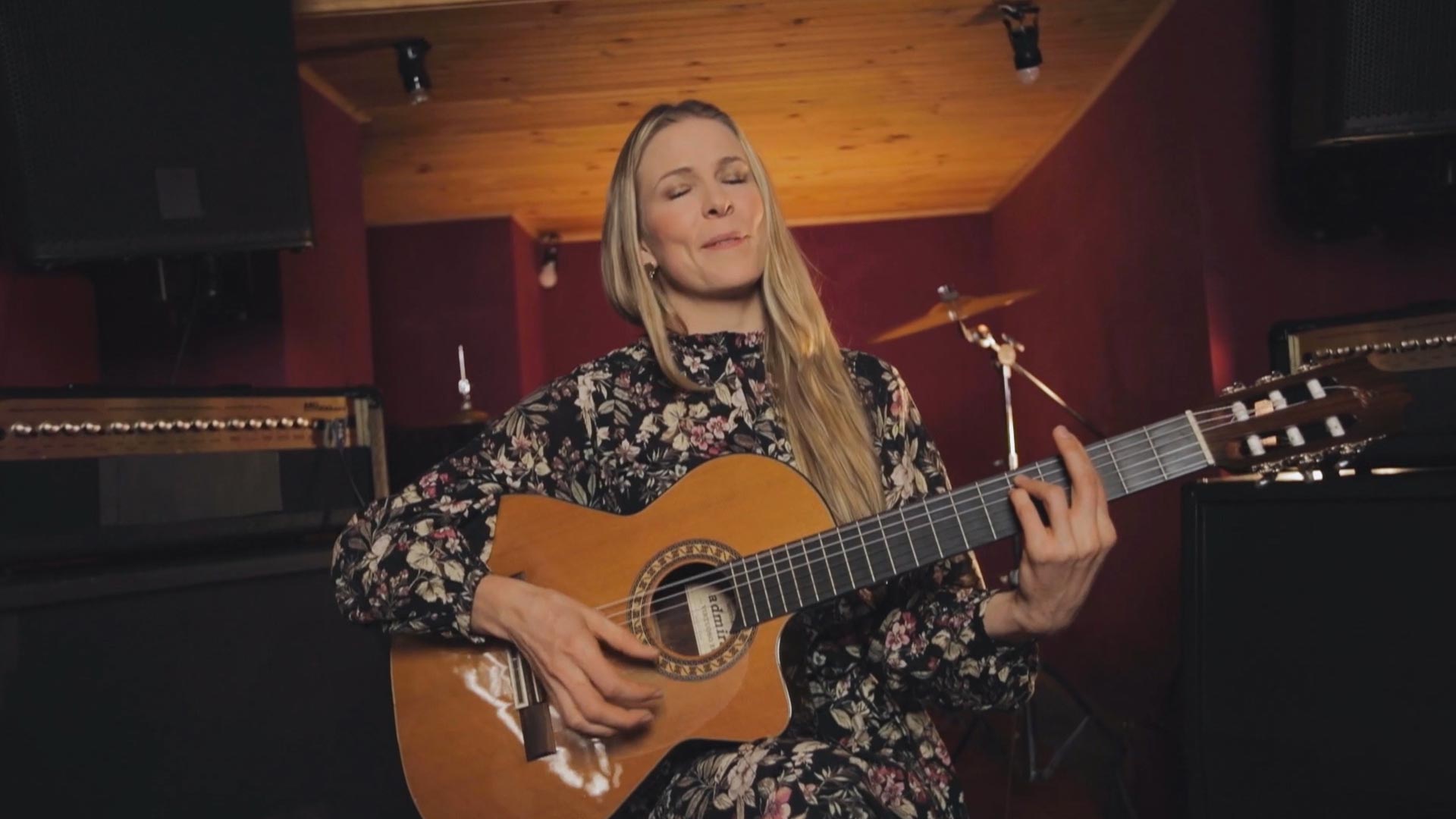 Escucha ahora “Toitico bien empacao” de Katie James, en la serie Nación Rebelde, disponible en la plataforma de streaming RTVCPlay