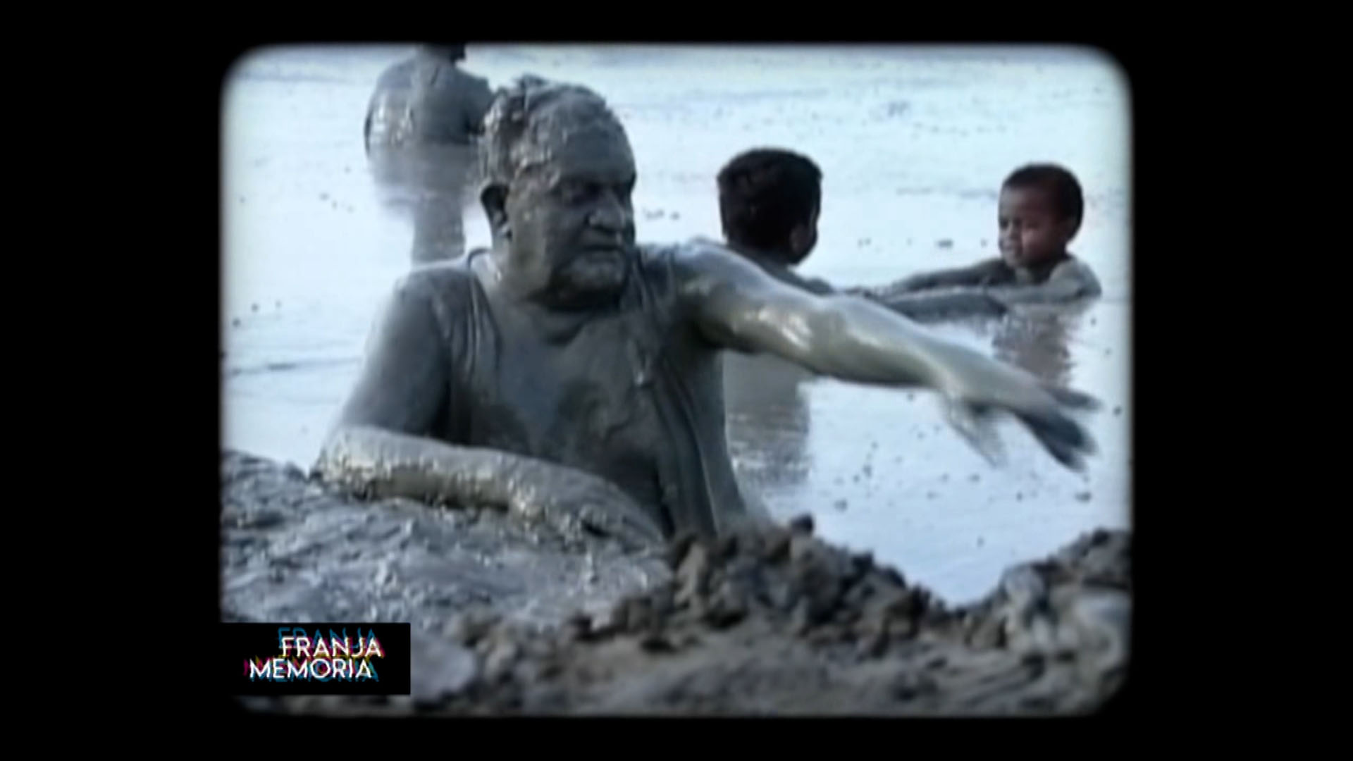 hombre bañándose en lodo, País de las maravillas, tocaima, planes turisticos en tocaima, ver País de las maravillas gratis, series colombianas, series gratis, series retro, series de señal memoria
