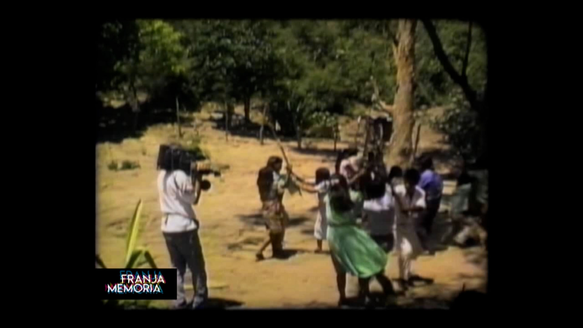 personas caminando descalzas en el pasto, pesca en colombia, cienaga, santuario de la cienaga, labores ancestrales, series colombianas, series gratis, series retro, series de señal memoria