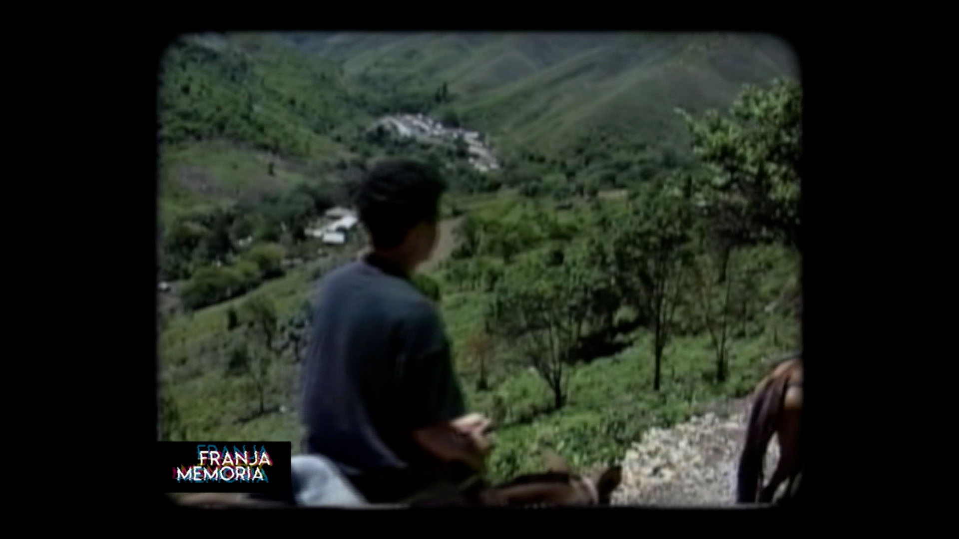 hombre montando a caballo mientras mira las montañas, tribus del cesar, tradiciones de los yukos, yukos, series colombianas, series gratis, series retro, series de señal memoria