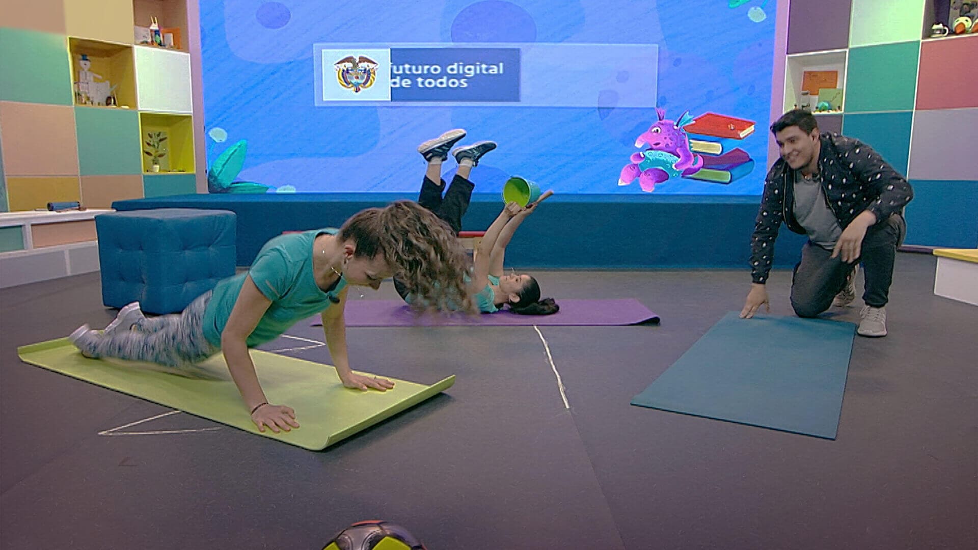 Sammy hace ejercicio en el set de Profe en tu casa