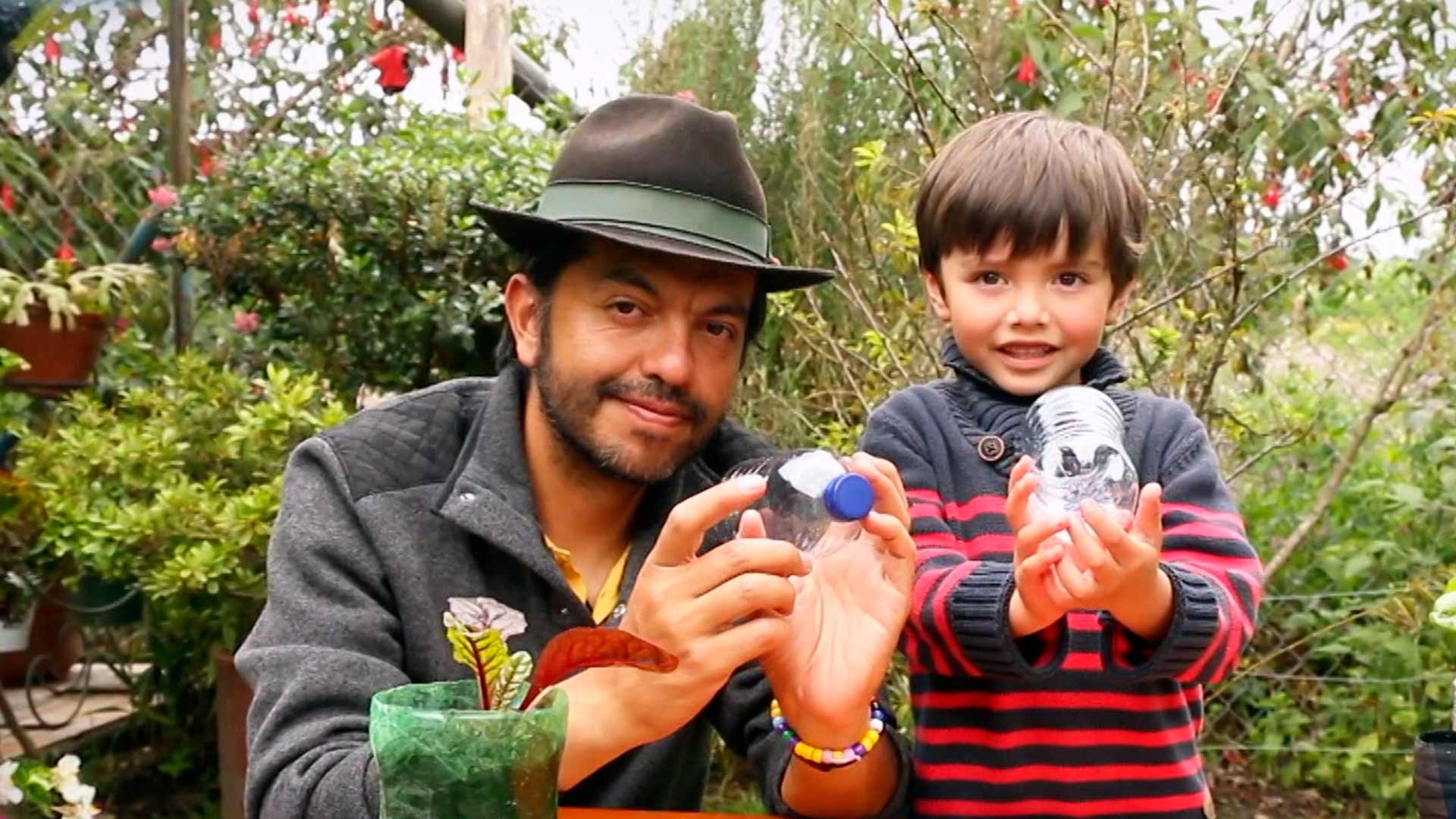 padre e hijo con botellas de plastico, educacion, abejas, series educativas, profe en tu casa, series colombianas, series online, series gratis, series educativas, series infantiles