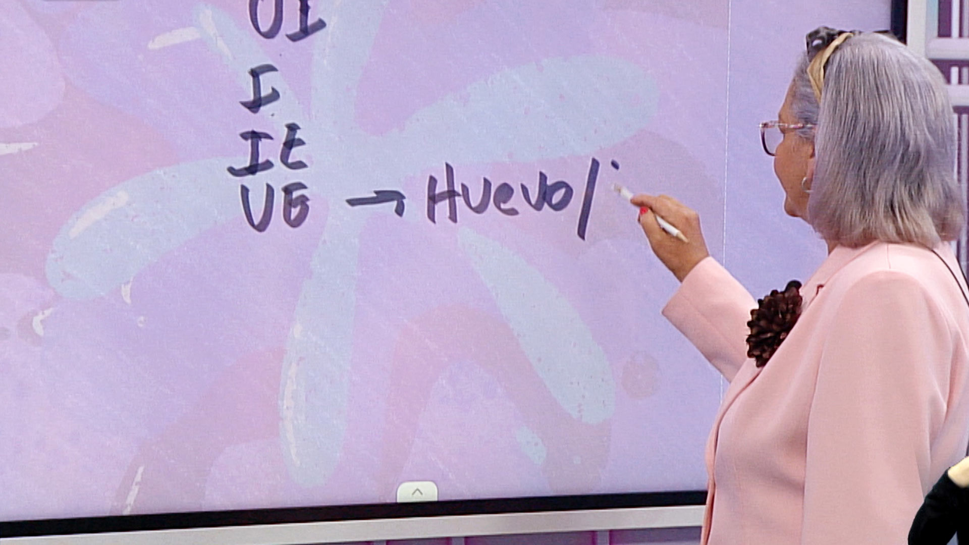 mujer escribiendo en el tablero, profe en tu casa, escritura, aprender ortografia gratis, ortografia, rtvcplay, series para estudiantes, series gratis