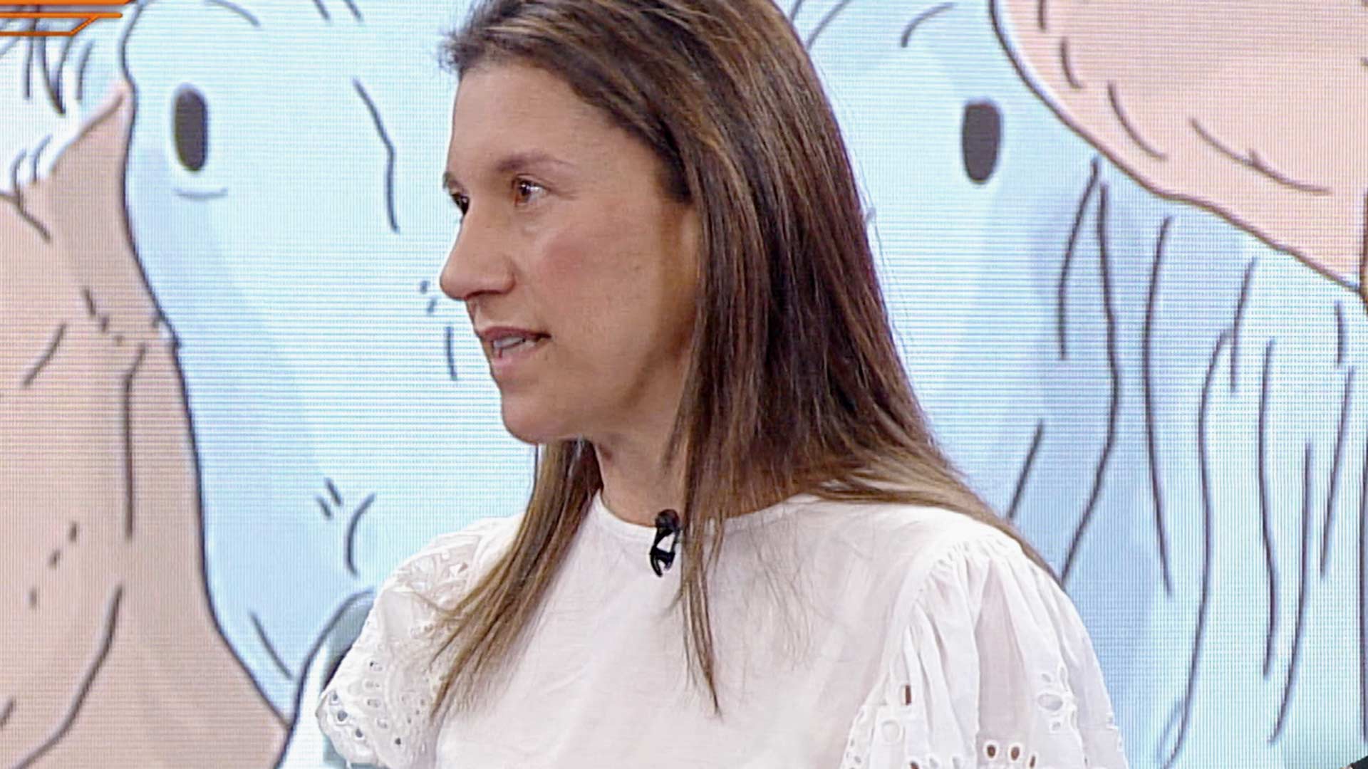 mujer hablando sobre el vegetarianismo, profe en tu casa, series gratis, series colombianas, series online, vegano