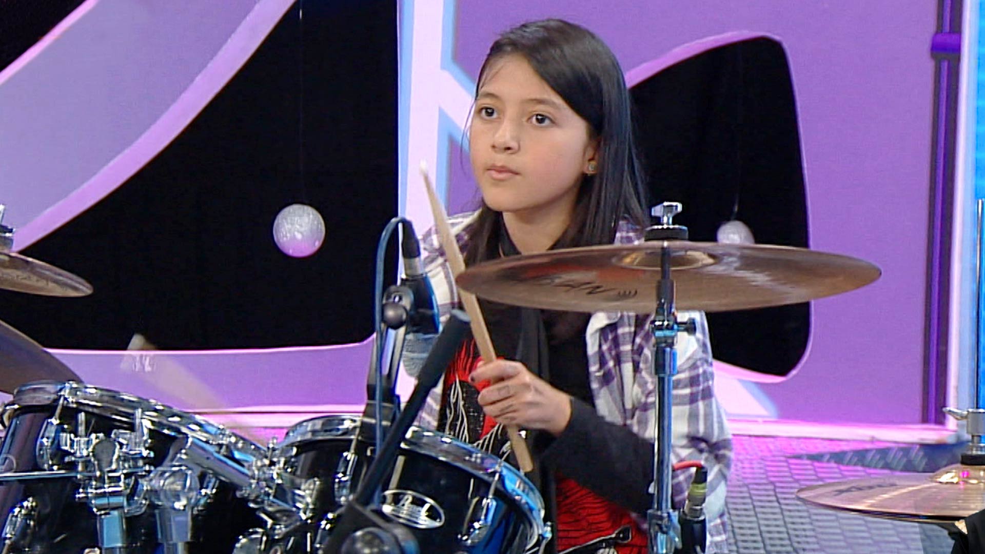 Niña tocando la batería, musica de rock, rock gratis, nacion rebelde, profe en tu casa, rock para niños, series educativas en rtvcplay, series gratis