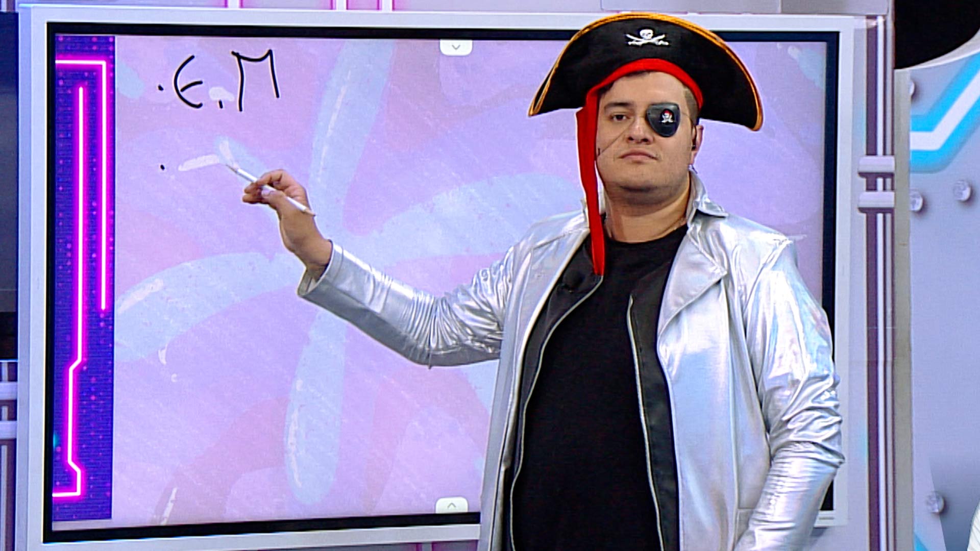 Hombre disfrazado de pirata, profe en tu casa, historia del comercio, series educativas, series colombianas gratis, series para niños