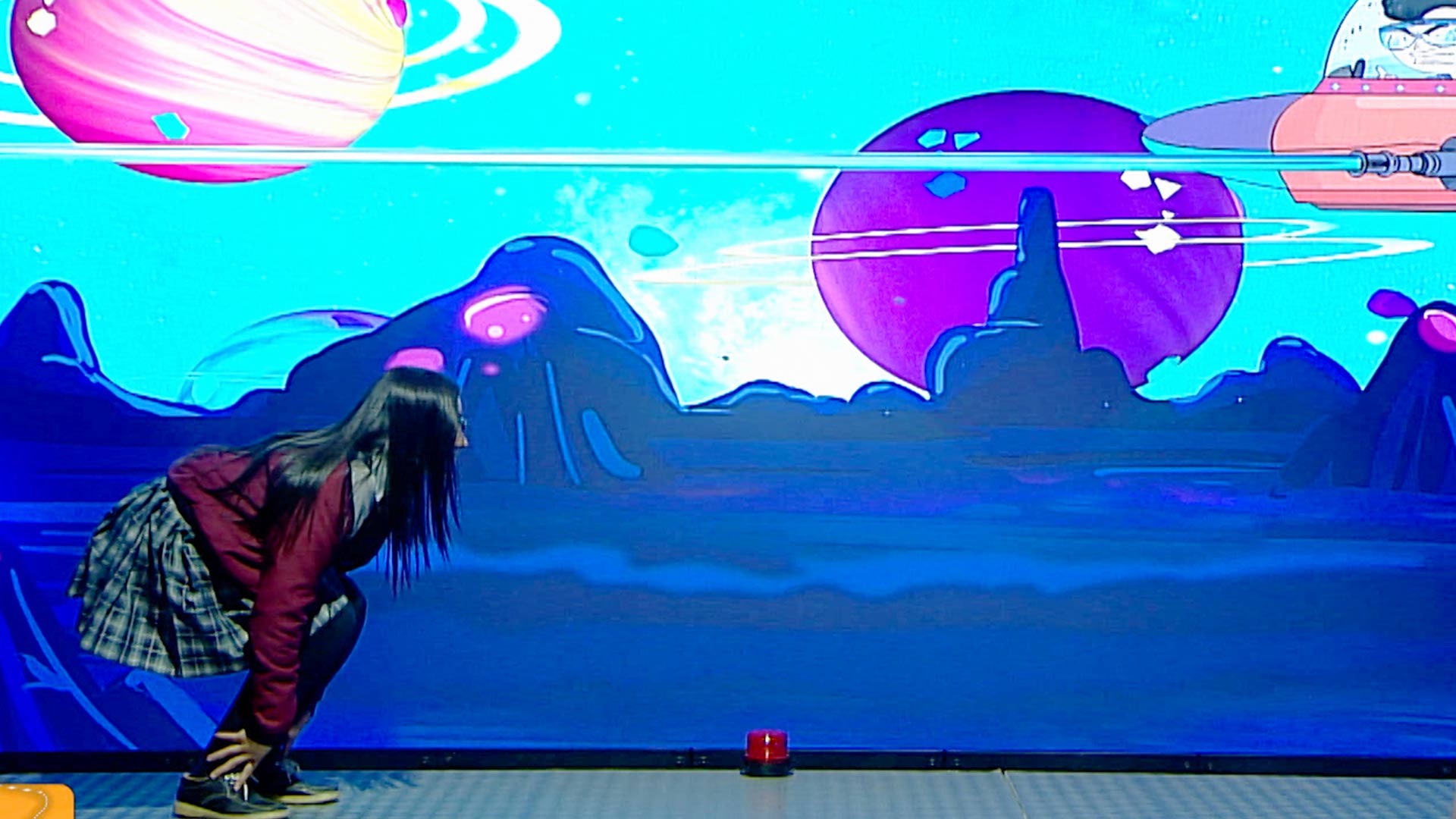 Niña jugando en el programa de Profe en tu casa, Profe en tu casa, aprender a usar drones, aprende a programar un dron, dron, drones, series educativas gratis