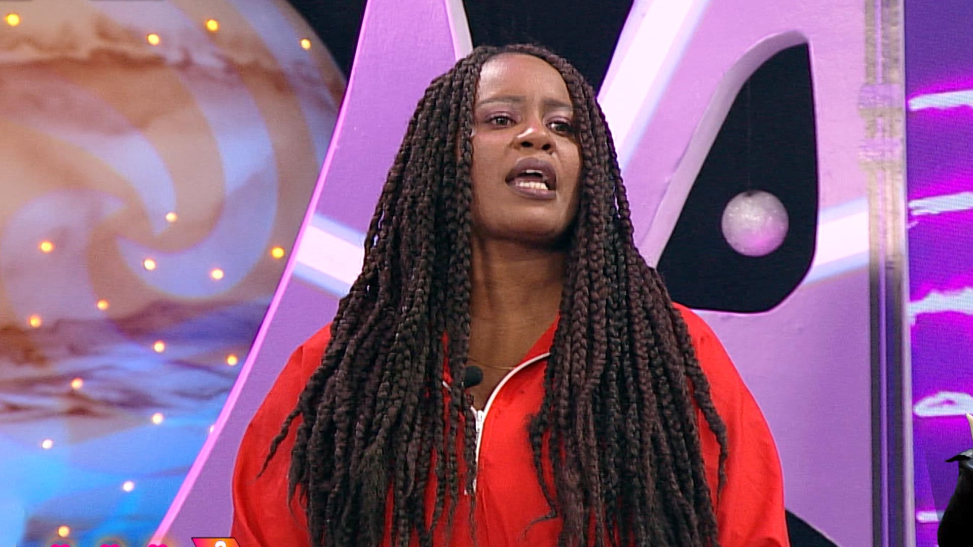 mujer afrocolombiana hablando