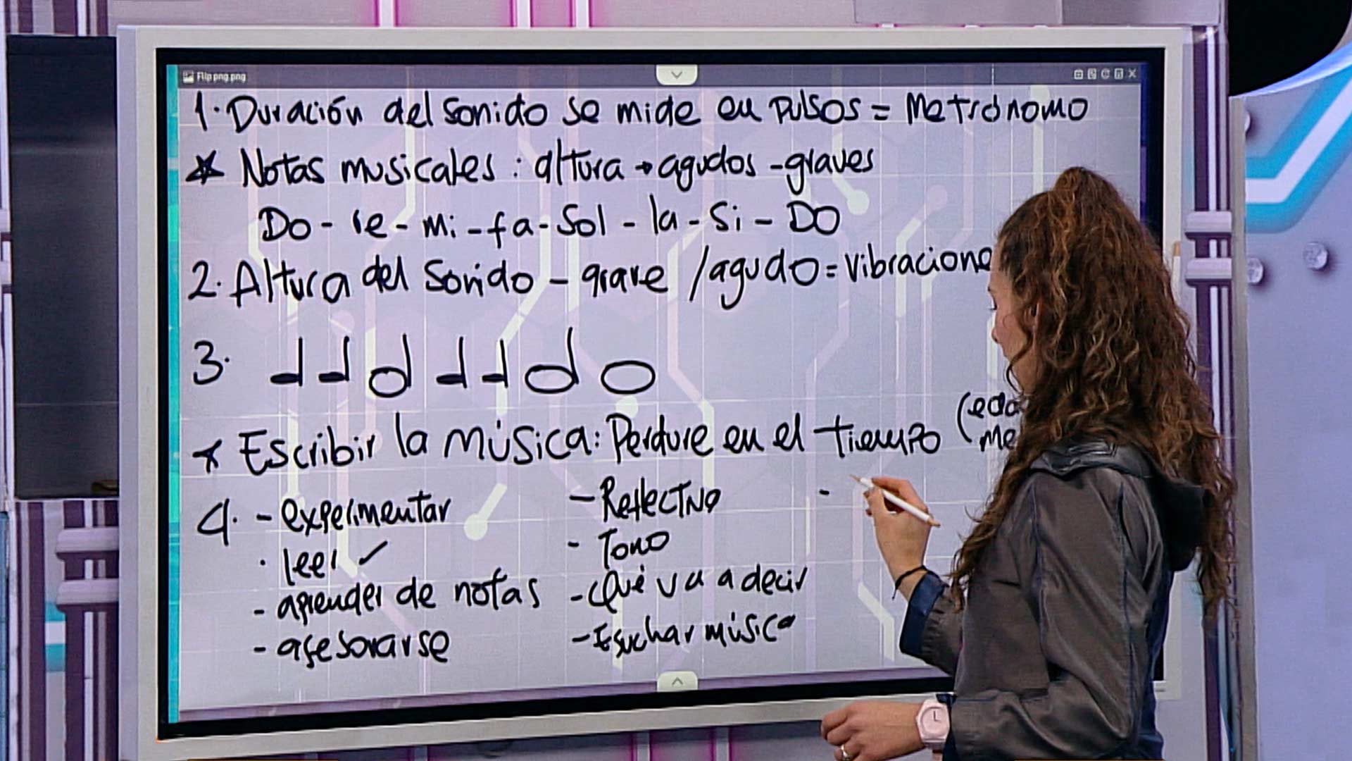 mujer escribiendo notas musicales
