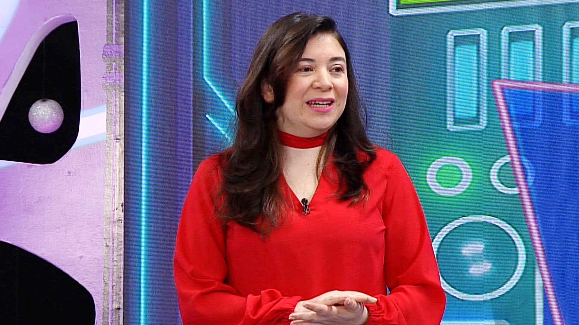 mujer vestida de rojo