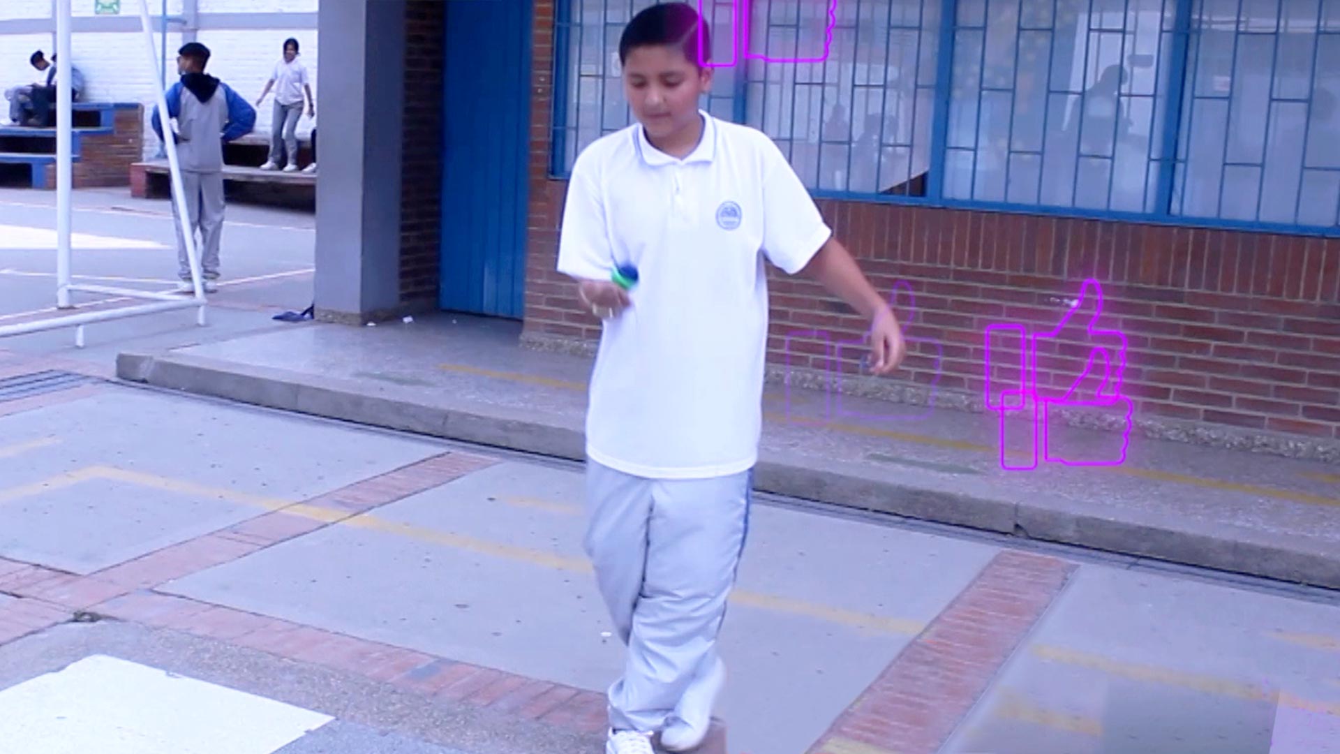 niño jugando en el patio