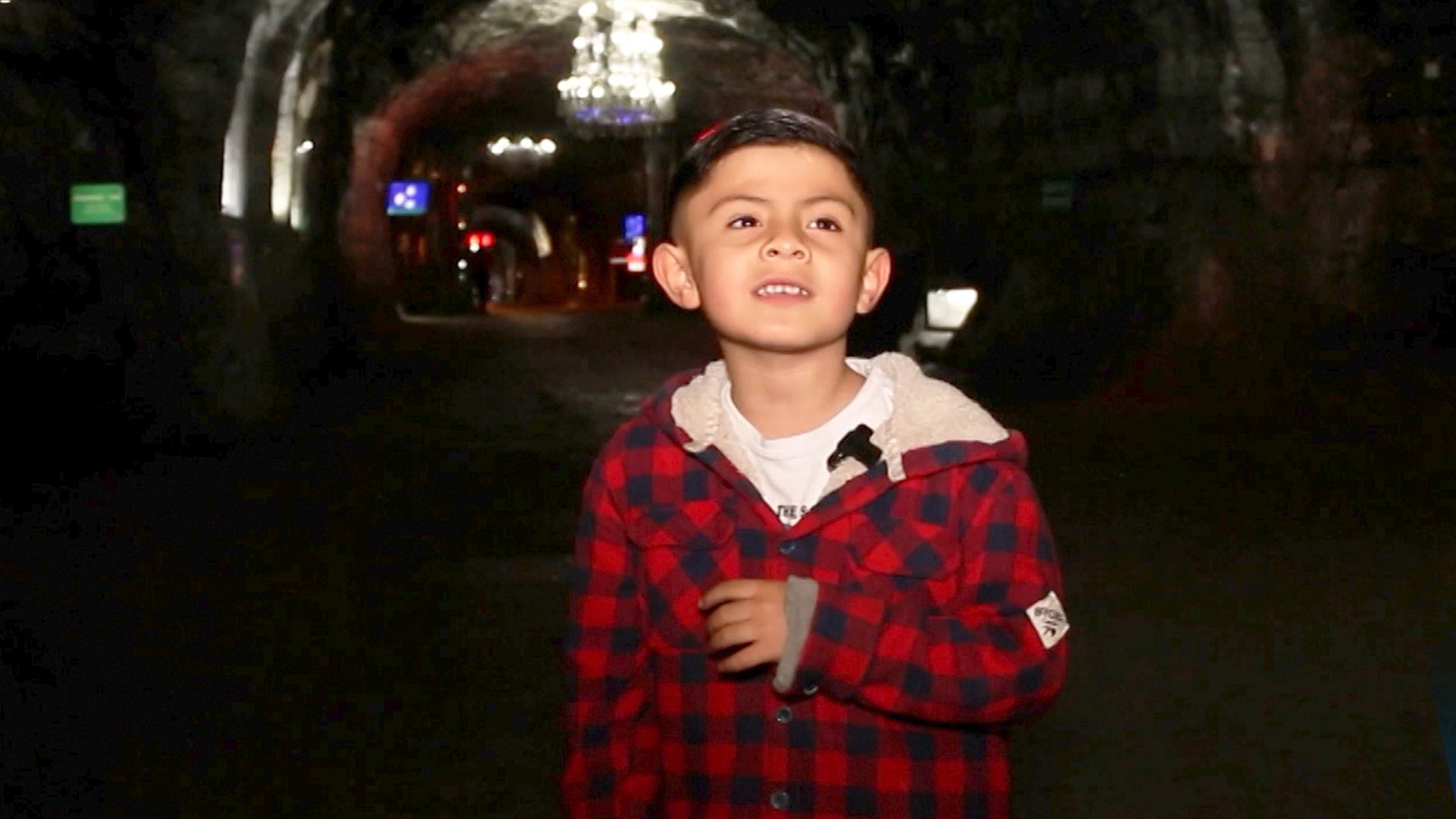 niño en la calle de noche