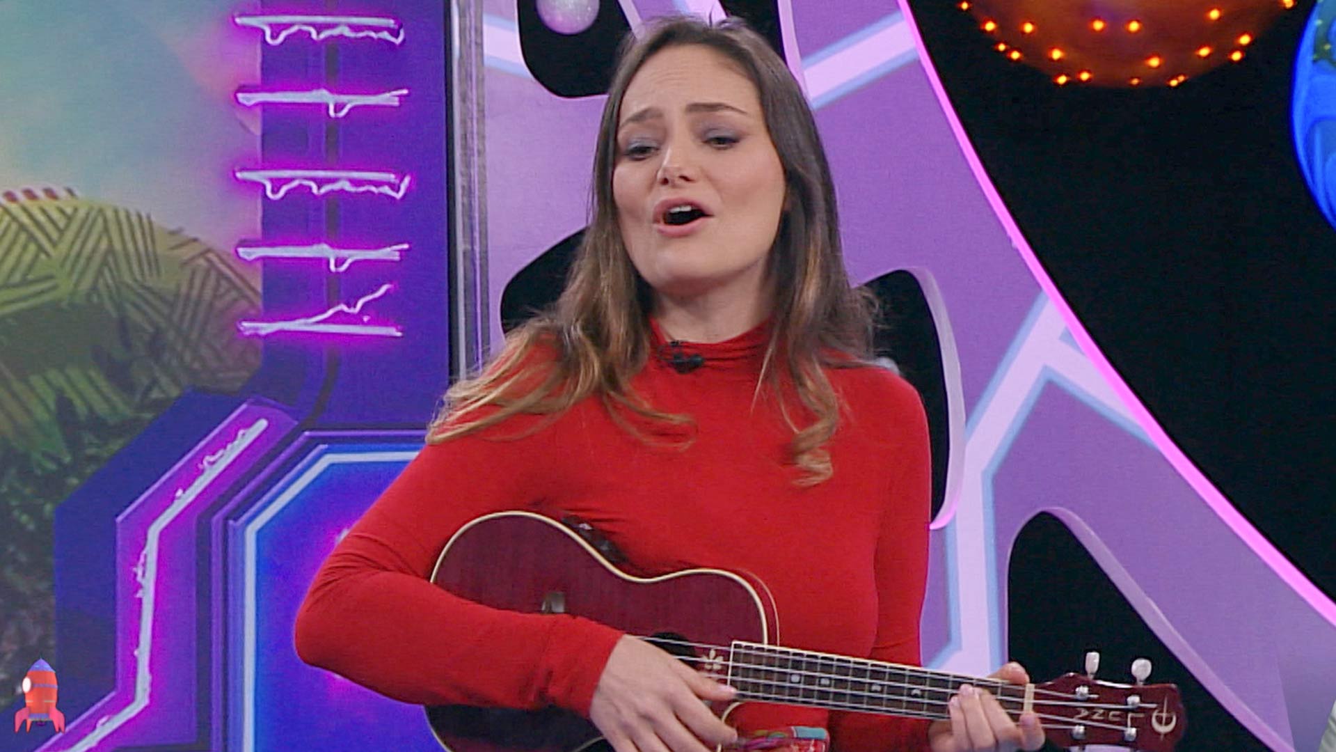 mujer tocando la guitarra y cantando