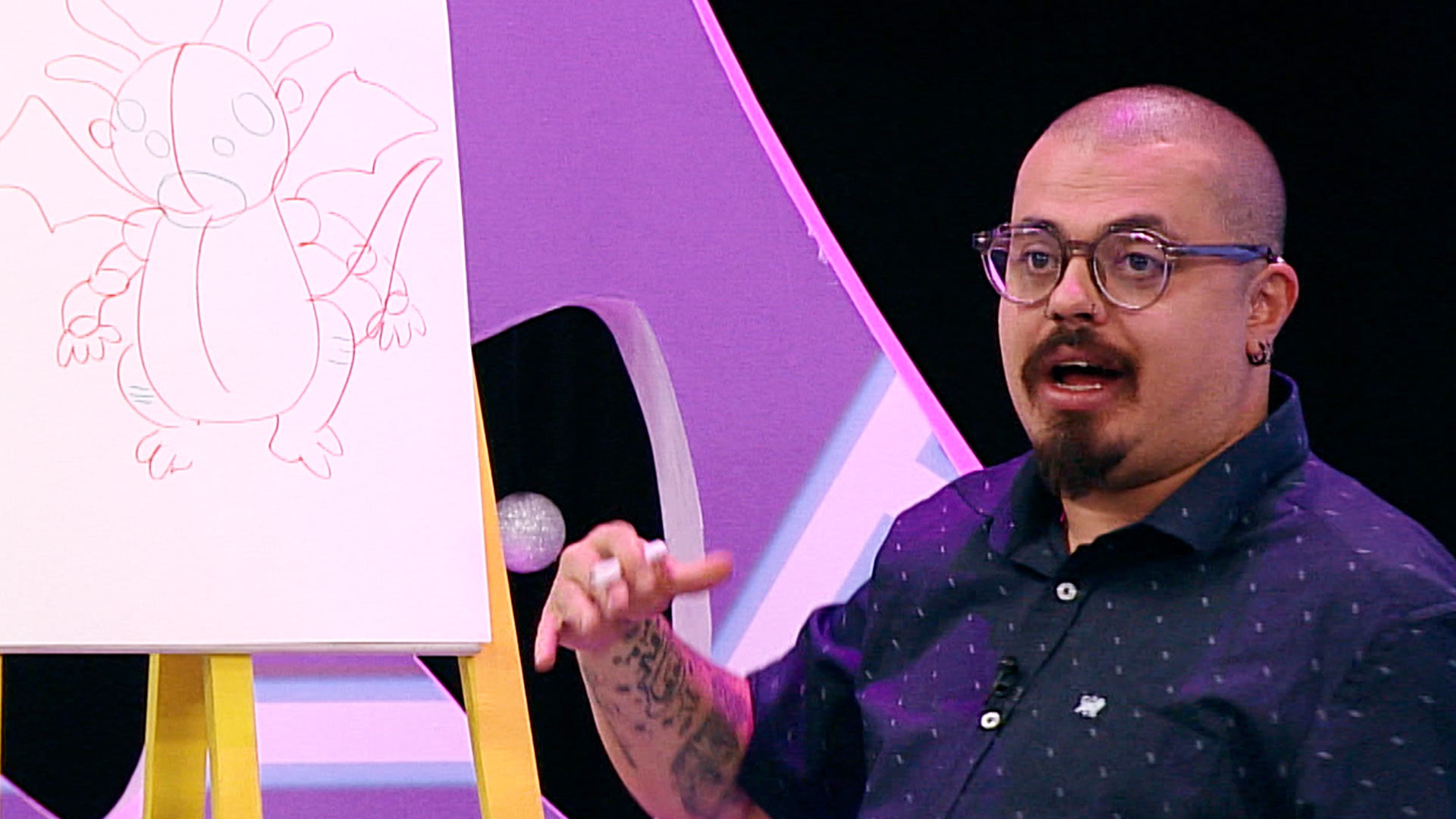 Hombre junto a un dibujo hablando