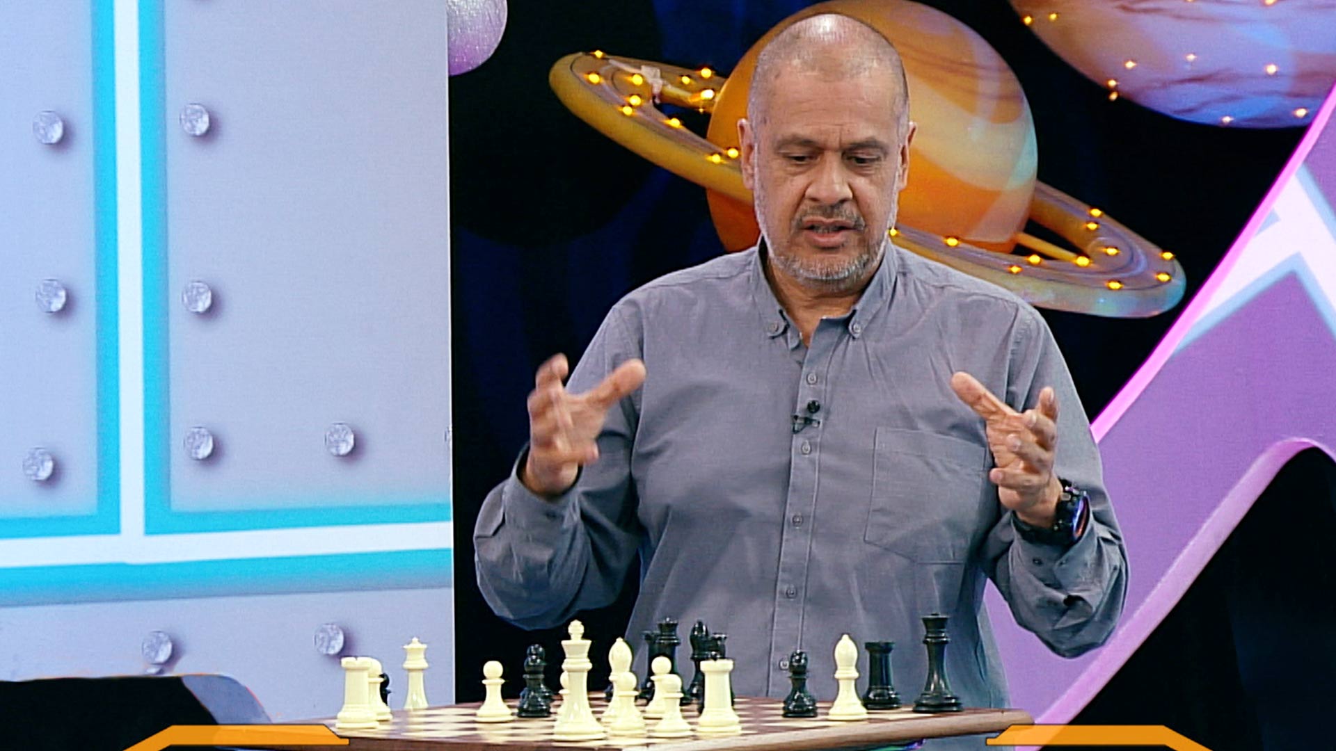 hombre jugando ajedrez