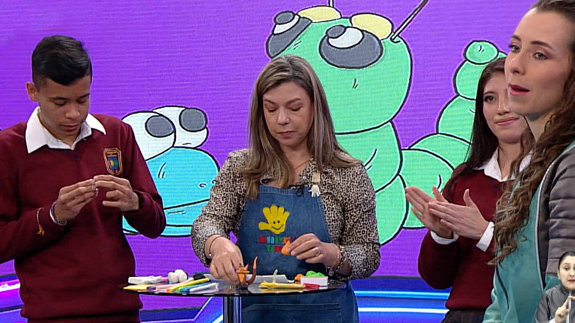 personas jugando con plastilina