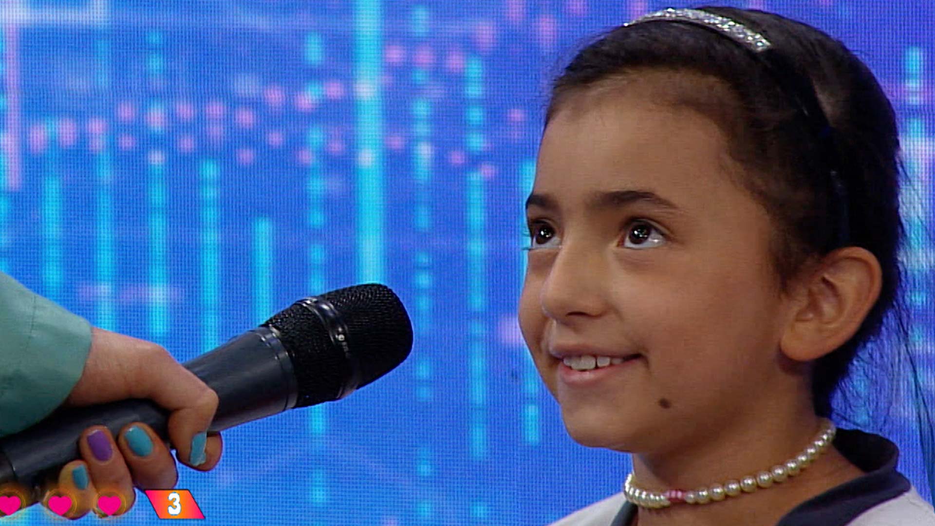 Niña nerviosa para hablar por micrófono 