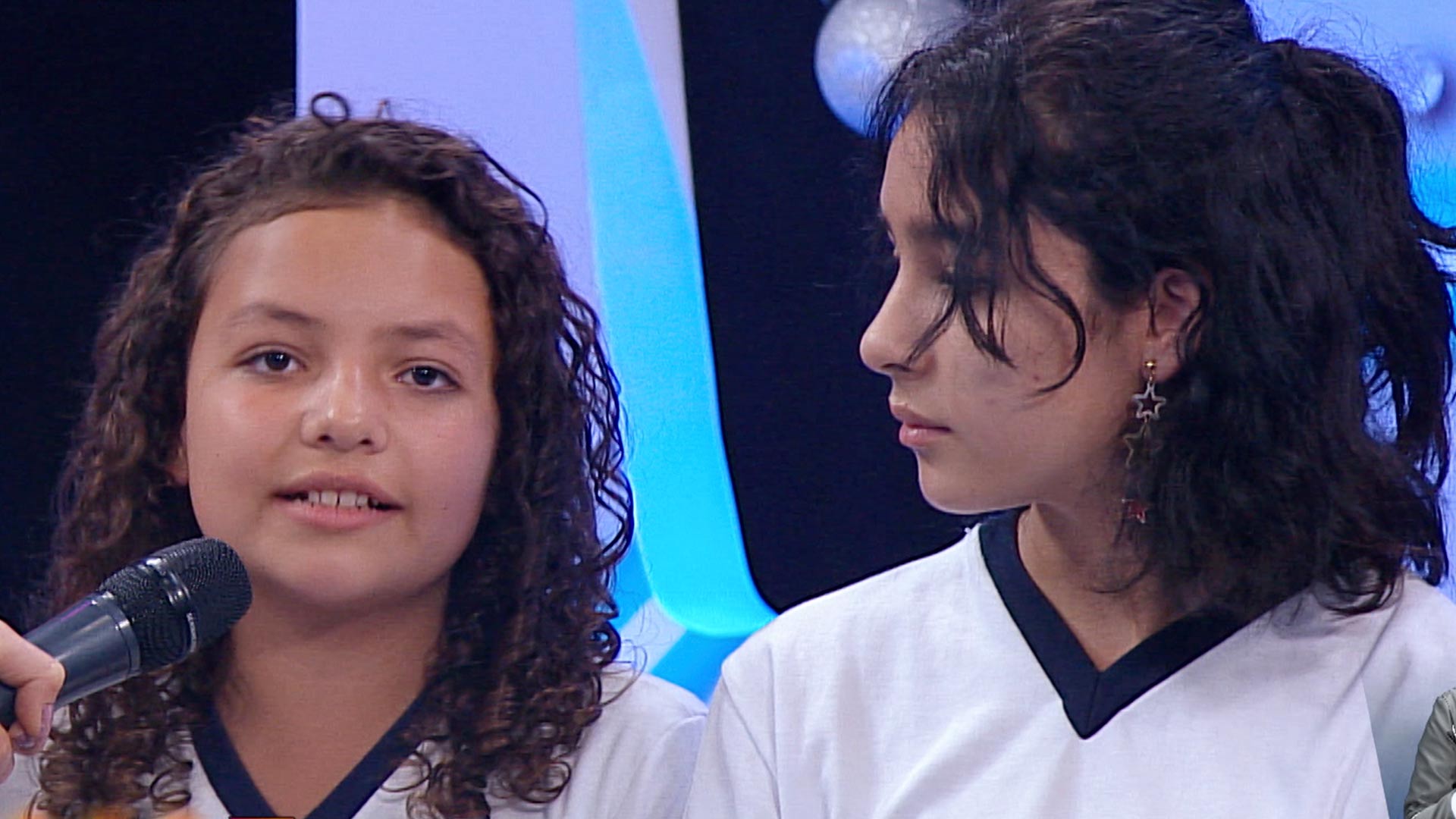 Niñas de colegio hablando, Descabonizate, medio ambiente, series gratuitas, contenidos educativos, profe en tu casa, series en rtvcplay