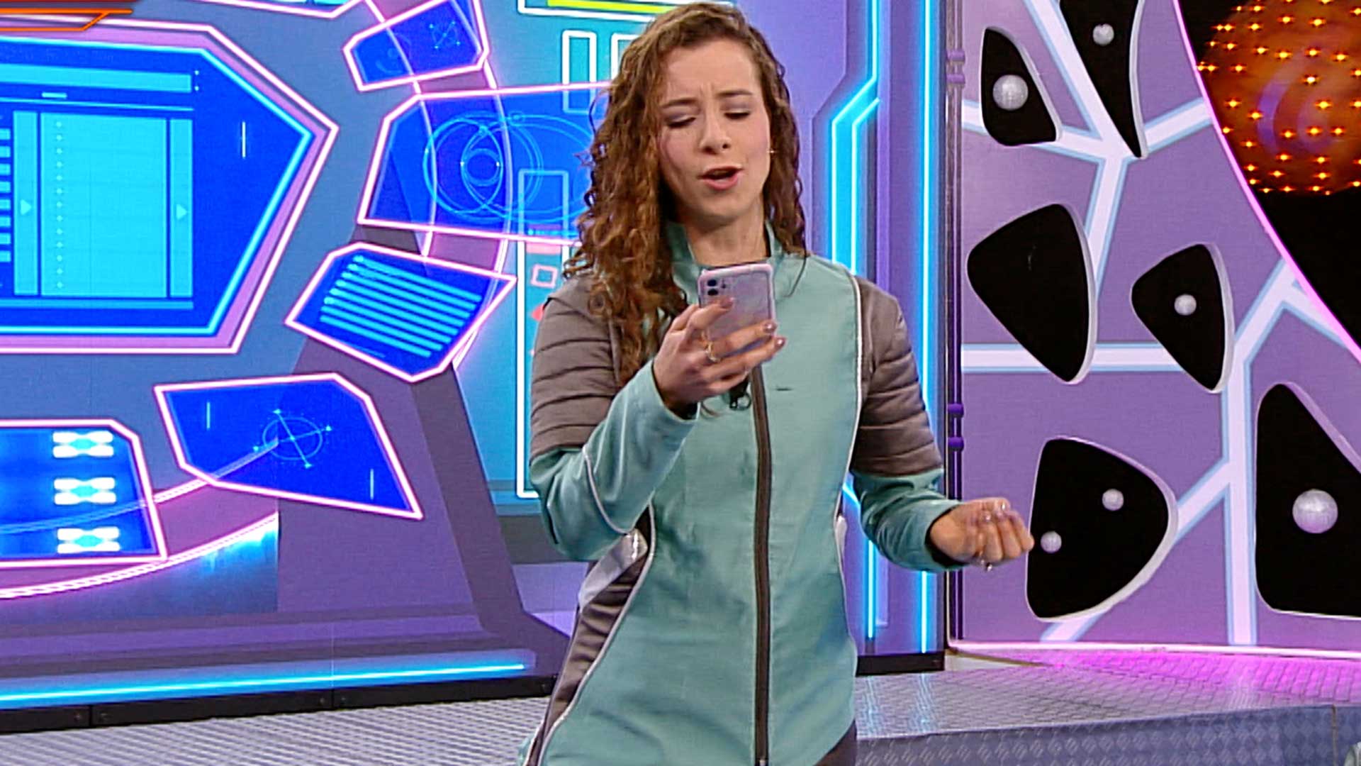 Mujer mirando el celular 