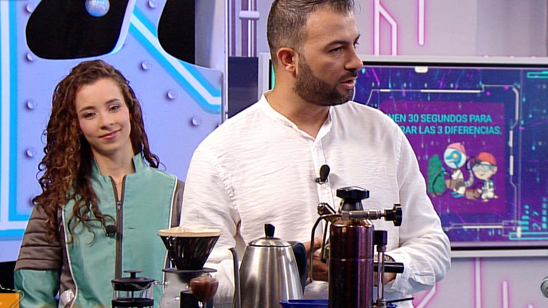 Hombre enseñando preparaciones de café