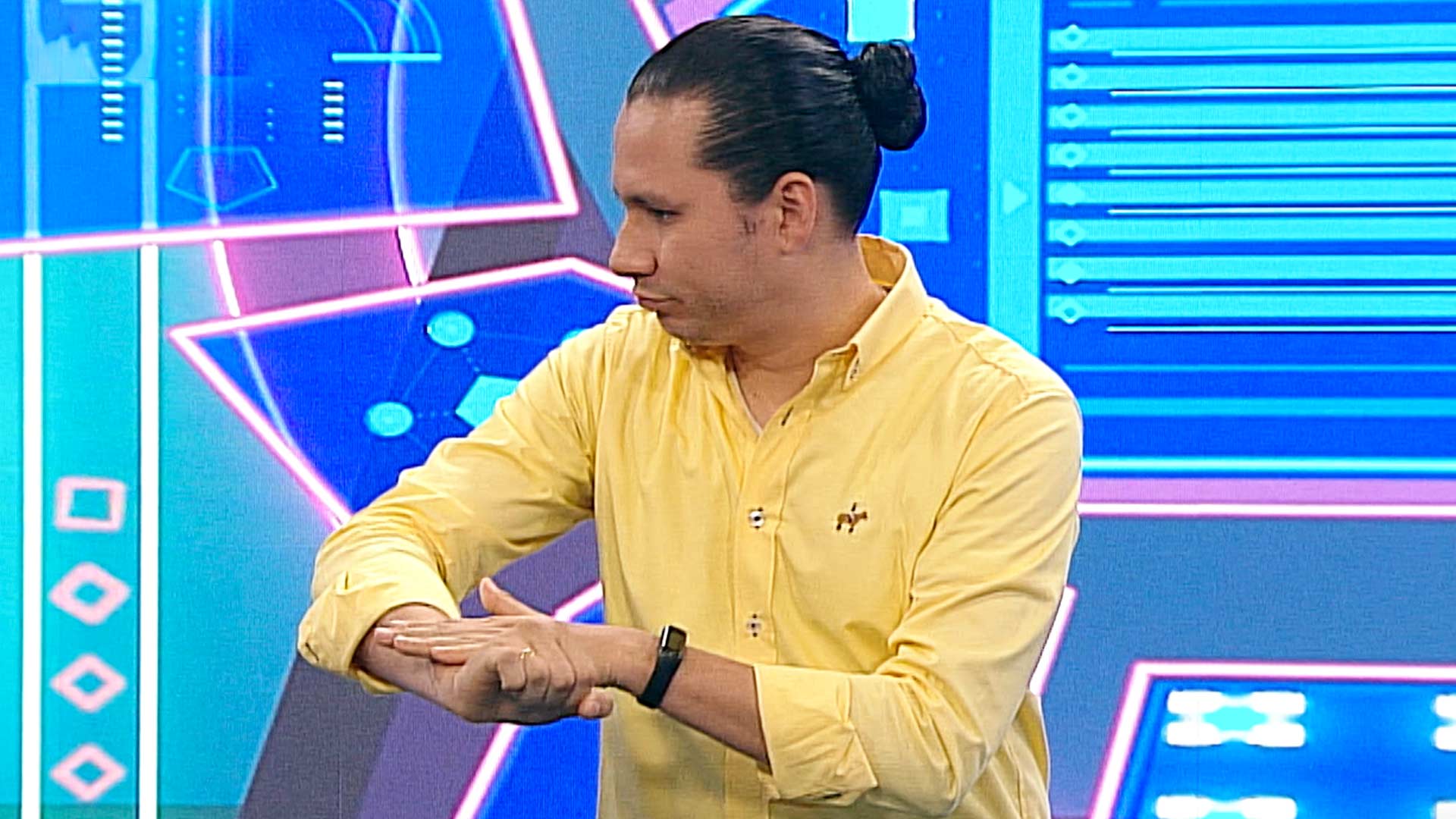 Hombre hablando en lenguaje de señas, Profe en tu casa, series de Señal Colombia, series educativas, aprendizaje en casa gratis, lenguaje de señas, series gratis, series para niños