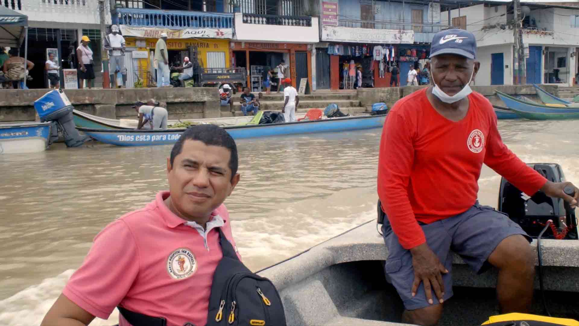 Guapi, salud en colombia, enfermedad, dolor, ayuda humanitaria, servicio a la comunidad, familias colombianas, ver patrulla medica en colombia, despedida, barco hospital
