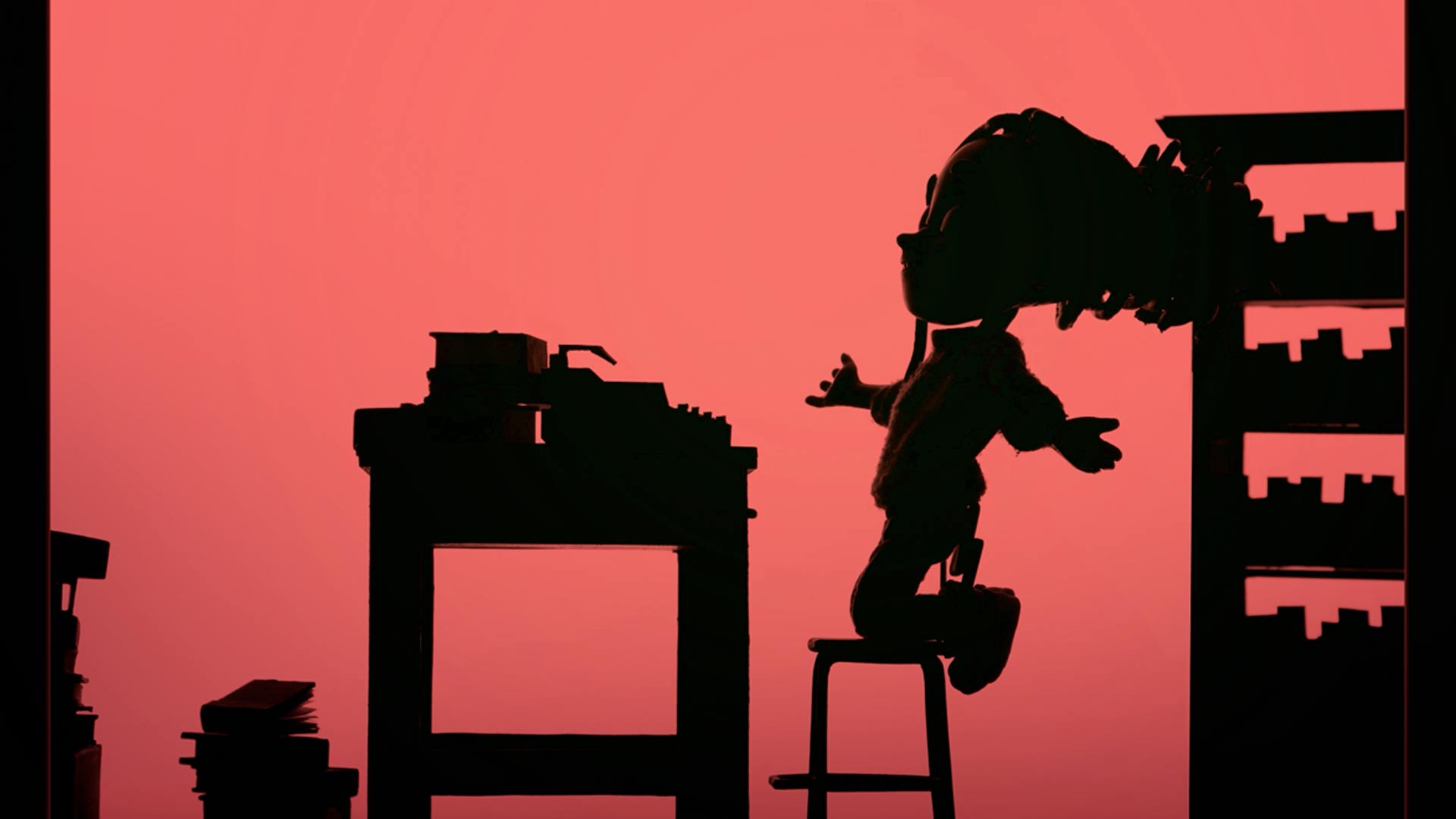 Imagen de una niña arrodillada en una silla a contraluz, ser distintos, ver Zander gratis, series infantiles gratis, series online, series gratis, series animadas
