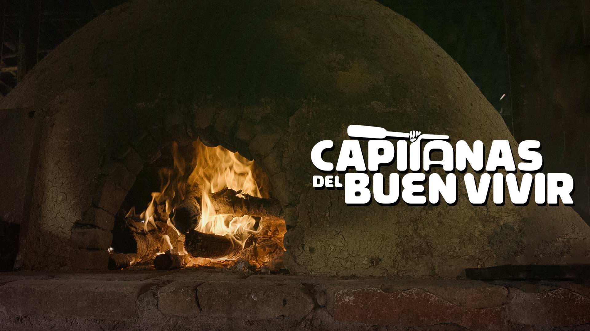 Horno de barro con leña adentro quemándose - Capitanas del buen vivir