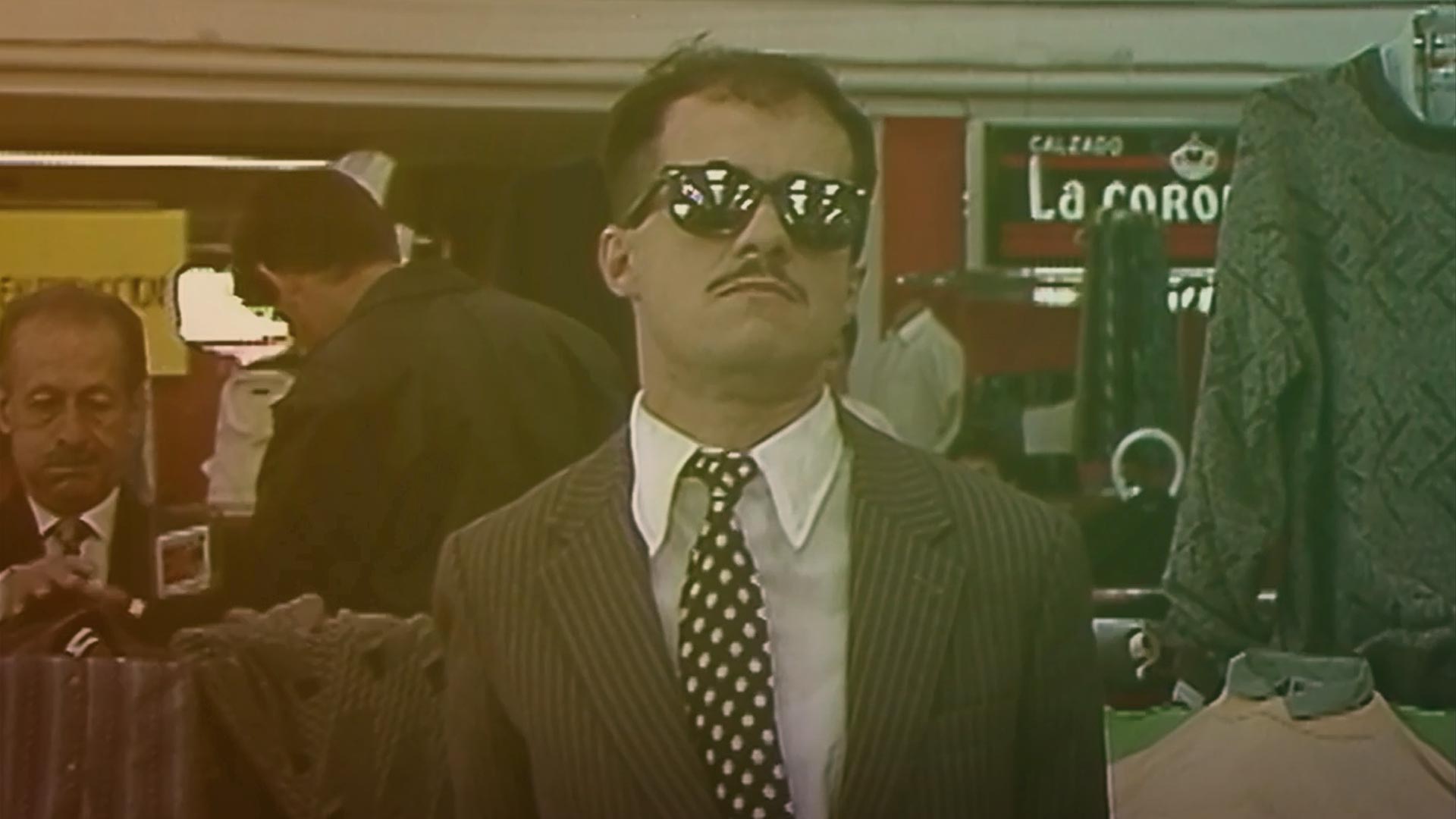 Nerón con traje y gafas oscuras