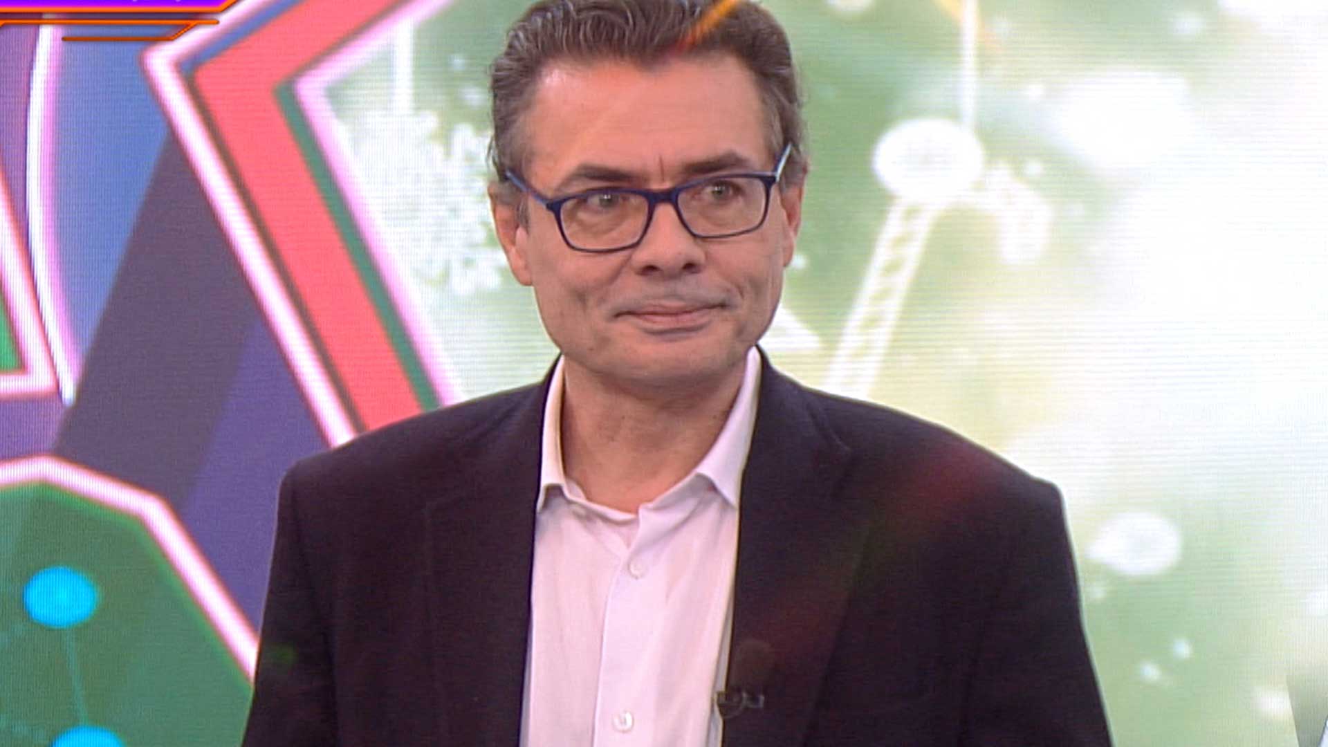 Alejandro Gaviria en profe en tu casa, colegio, ir a estudiar, educacion en colombia, educacion escolar, requisitos para entrar a un colegio publico en colombia, profe en tu casa, series educativas, señal colombia, series divertidas