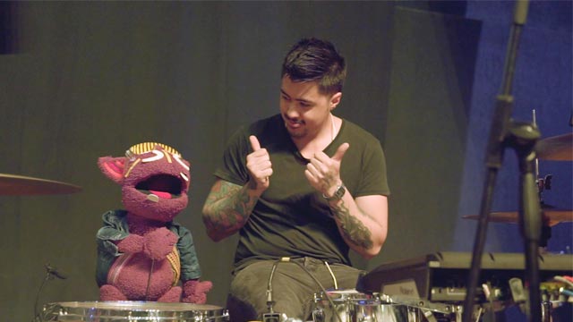 Radiolito conversando con un hombre del canal, Produciendo un festival musical con Telebit, telebit, artistas musicales, artistas de musica colombianos, series musicales, series gratis, series online, series de rtvc