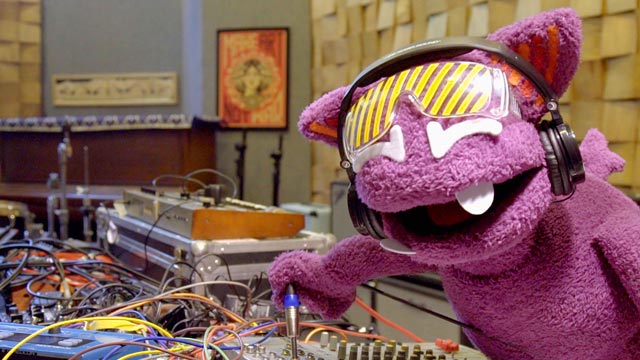 Radiolito en su estudio, Radiolito: Misión Sónica, Mr. Bleat, musica de Mr. Bleat, series musicales, series gratis, series online, series de rtvc