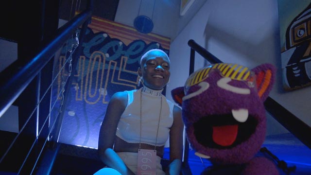 Radiolito en una habitación con un muñeco, El tiempo es oro (Mabiland), series musicales, series gratis, series online, series de rtvc