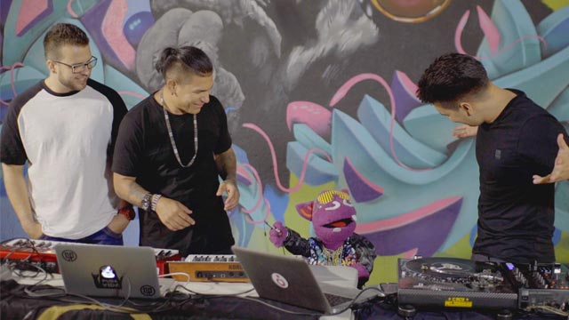 Radiolito haciendo música con sus amigos, Montemos un show con Crew Peligrosos, crew peligrosos, artistas musicales, artistas de musica colombianos, series musicales, series gratis, series online, series de rtvc